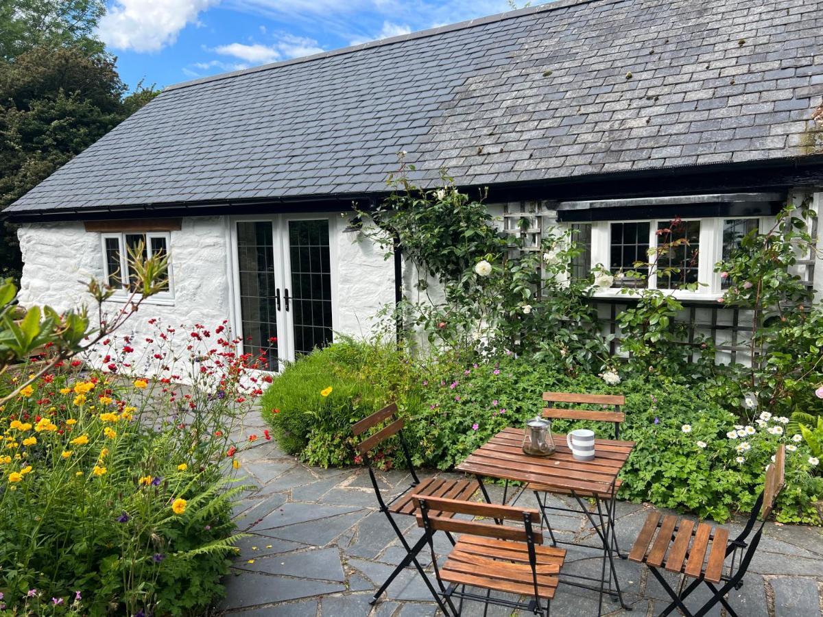 Holiday home Beautiful Ancient Stone Cottage, Local Walks & Pub!