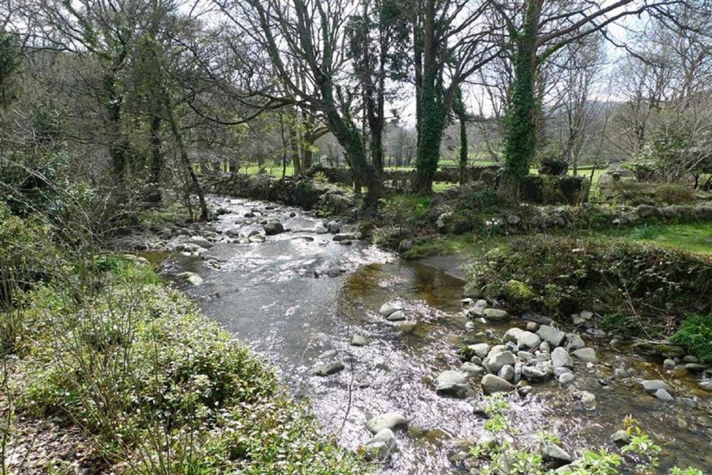 Beautiful Ancient Stone Cottage, Local Walks & Pub! Holiday home