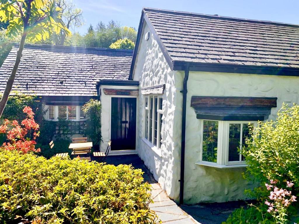 Beautiful Ancient Stone Cottage, Local Walks & Pub! Holiday home Conwy