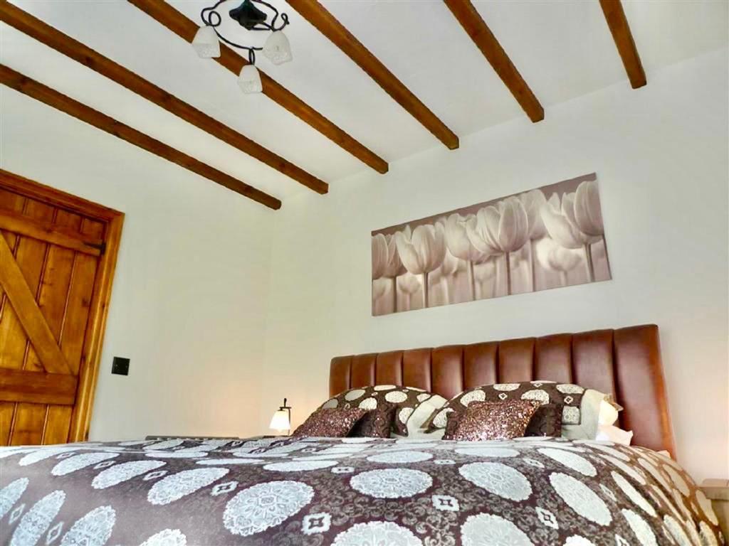 Beautiful Ancient Stone Cottage, Local Walks & Pub! *