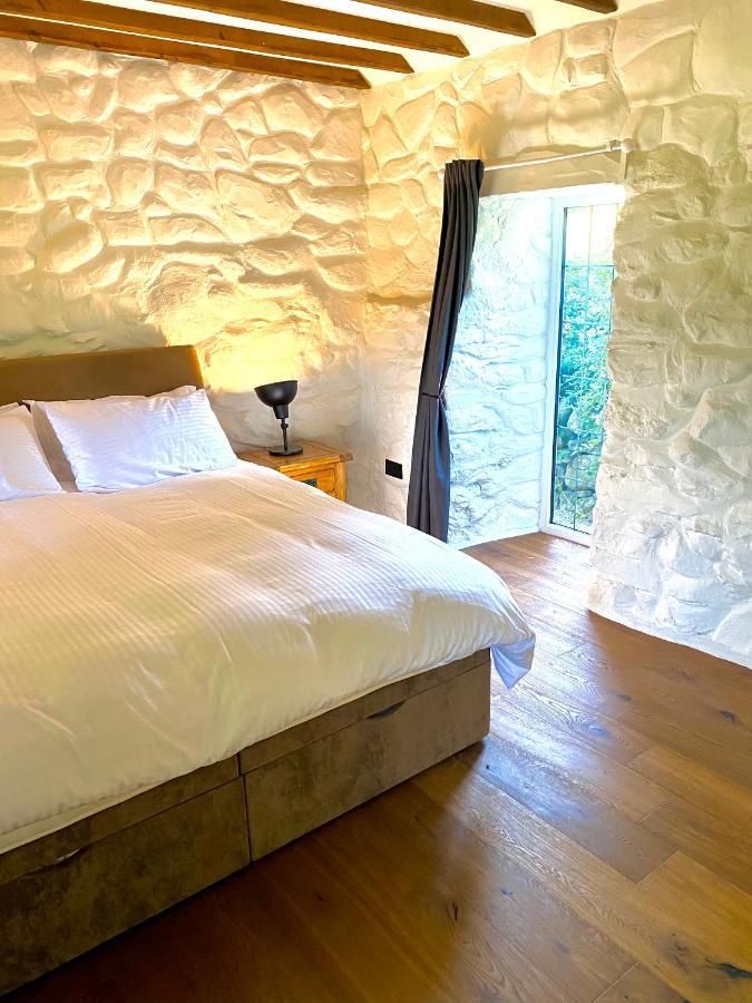 Holiday home Beautiful Ancient Stone Cottage, Local Walks & Pub!