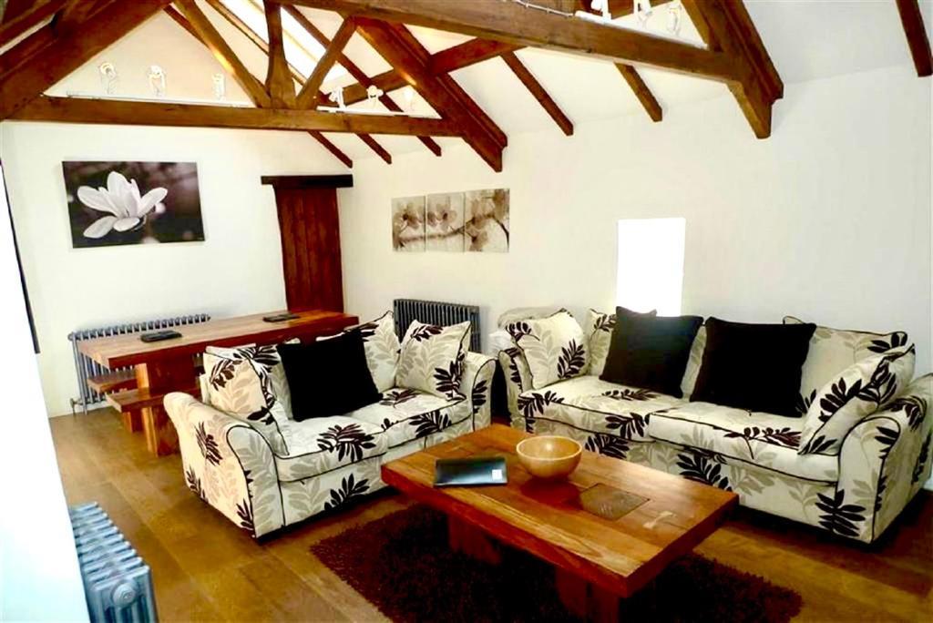 Beautiful Ancient Stone Cottage, Local Walks & Pub! Holiday home